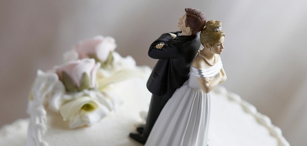 Wedding figures on top of cake arguing